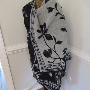 Tahari Reversible Black & White Shaw/wrap